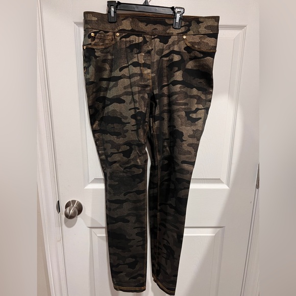 Camouflage nygard jeggings - size large - NEW - Picture 1 of 1